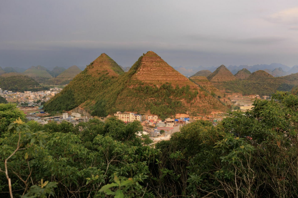PYRAMIDY V PROVINCII SHAANXI, ČÍNA
