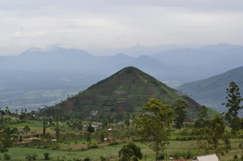 GUNUNG PADANG INDONESIA PYRAMIDY